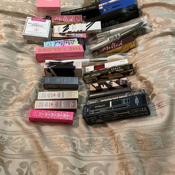 HIGH END COSMETIC MYSTERY BOX - Picture 5 of 8